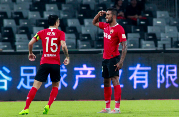 中超-深足4-0大胜九人广州富力取得14轮首胜 索萨2球马里点射 中超-深足4-0大胜九人广州富力取得14轮首胜 索萨2球马里点射